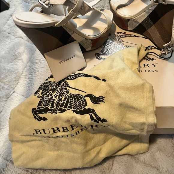 Authentic Burberry sandal wear twice for two hours like new with box and dust - Picture 4 of 6